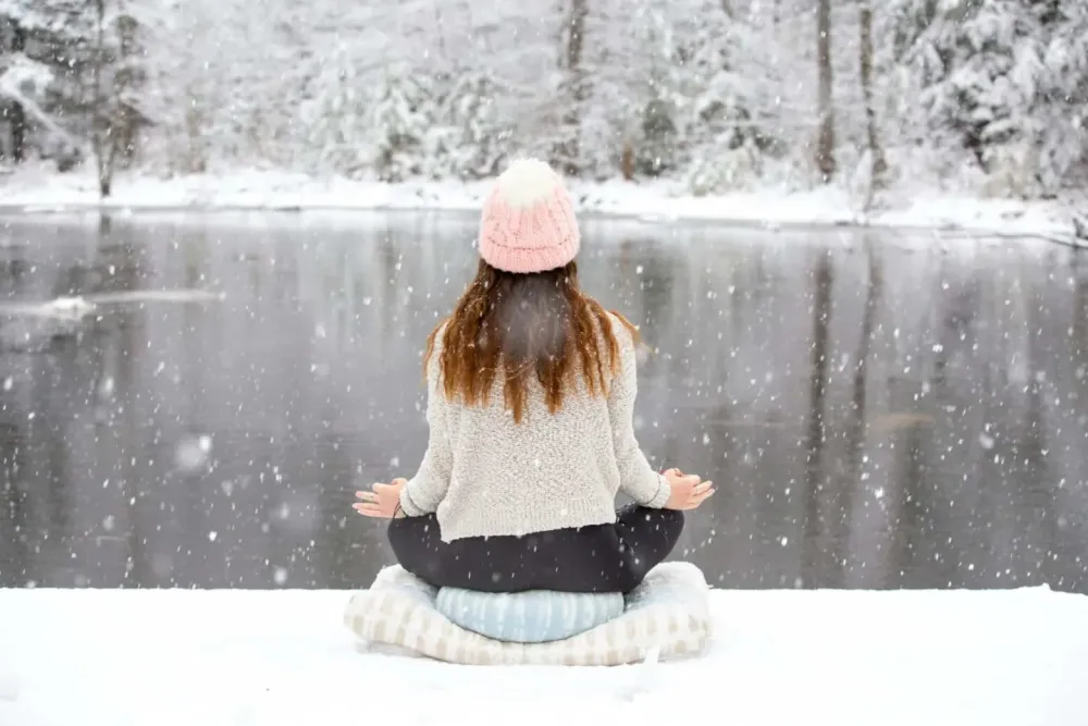 Comment le Yoga Peut Améliorer Votre Bien-Être Mental en Hiver